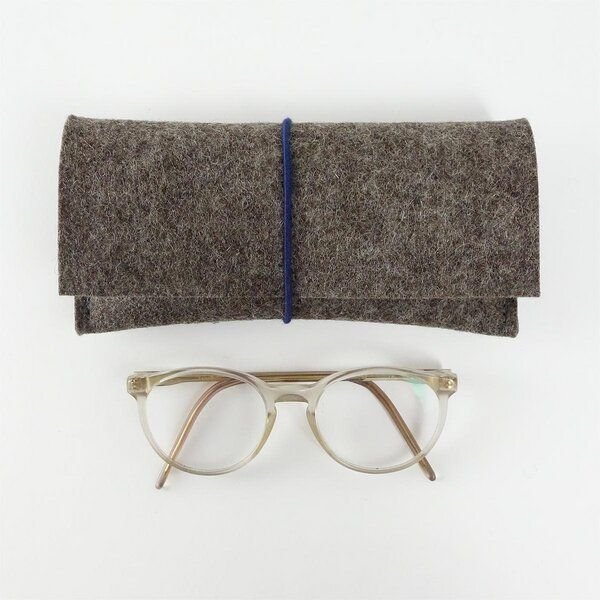 matilda k. manufaktur Brillenetui aus Wollfilz XL 'breite auguste' für breite Brillen mit Rundgummi-Verschluß in vielen ...