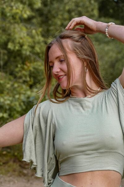 Vivien Joy Crop Top mit Rückenausschnitt und weiten Ärmeln - Farrah Flower Top