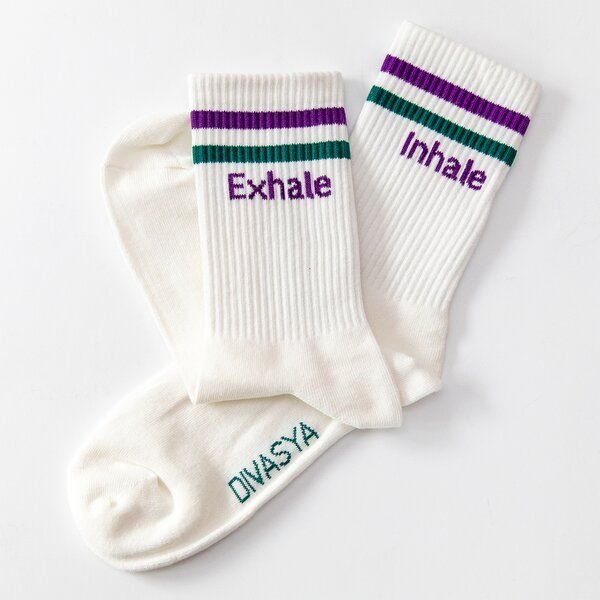 Divasya Socken mit Yoga Motiv | Inhale Exhale | purple strip