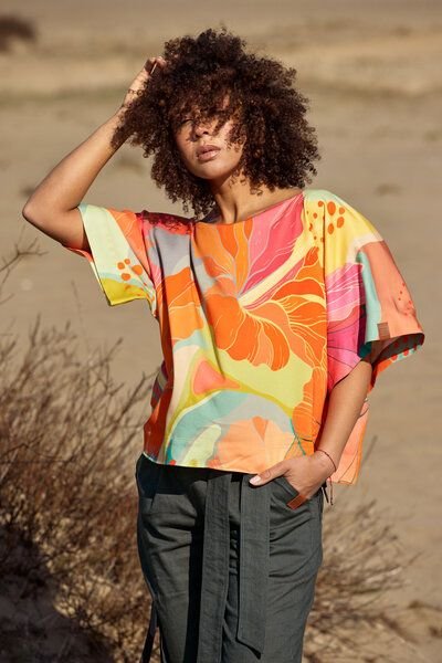 Thumbnail - Bluse Wind aus fließender Viskose – weiter eleganter Schnitt mit Kimonoärmeln – exklusiver KOKOworld Print – Fair produz...