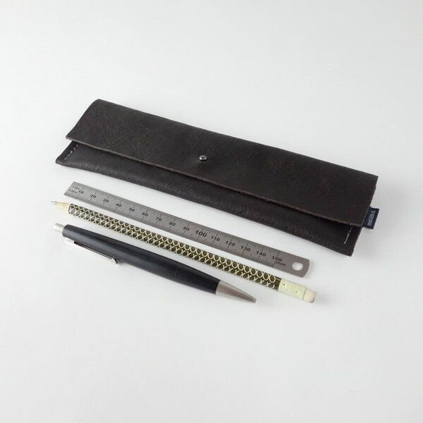 matilda k. manufaktur Stiftemäppchen aus Bio-Leder in verschiedenen Farben mit Knopfniete 'leonore k.'