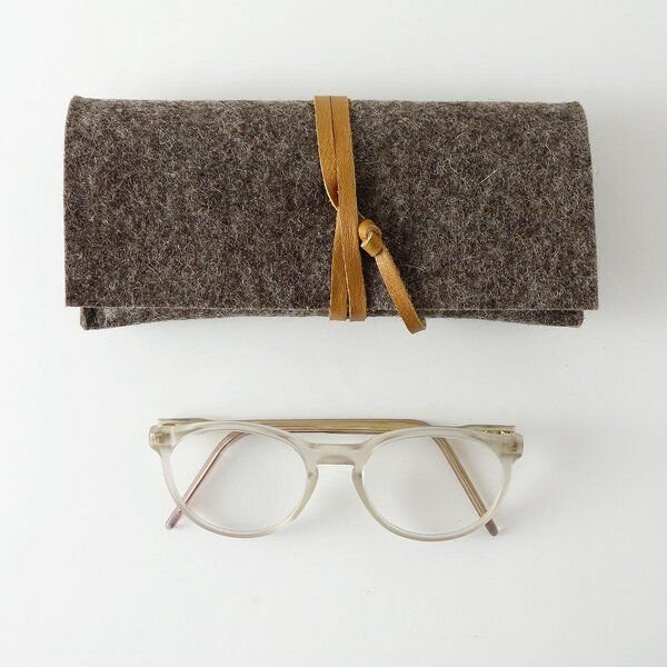 matilda k. manufaktur Brillenetui aus Wollfilz braun mit Lederband 'auguste'