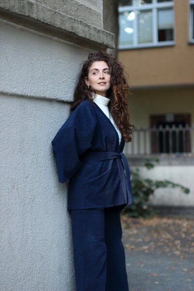 ManduTrap Elegante Kimonojacke aus Biobaumwolle – Cord in Grün, Blau oder Berry mit Gürtel und Taschen