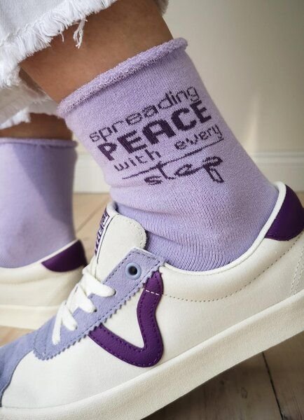 SPARKLES OF LIGHT SPREADING PEACE Unisex Plüschsocken aus Biobaumwolle
