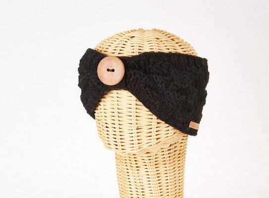 short'n'pietz Schurwollstirnband mit Schachbrettmuster und Holzknopf, handgestrickt