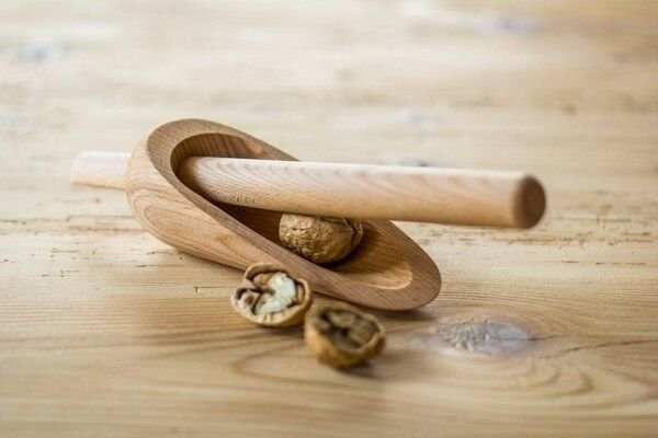 Designimdorf – NUSS BESTECK – Nussknacker aus Buchenholz