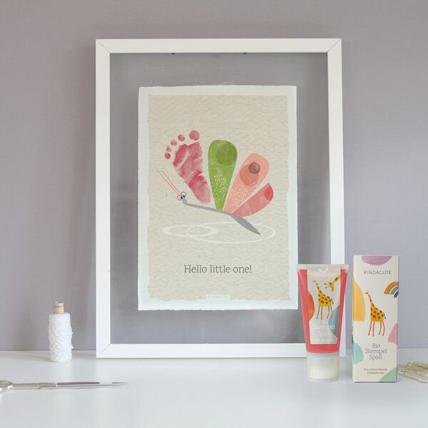 KINDACUTE Hello Little One | Babyposter inkl. Rahmen | zum ergänzen mit Babys Fußabdruck