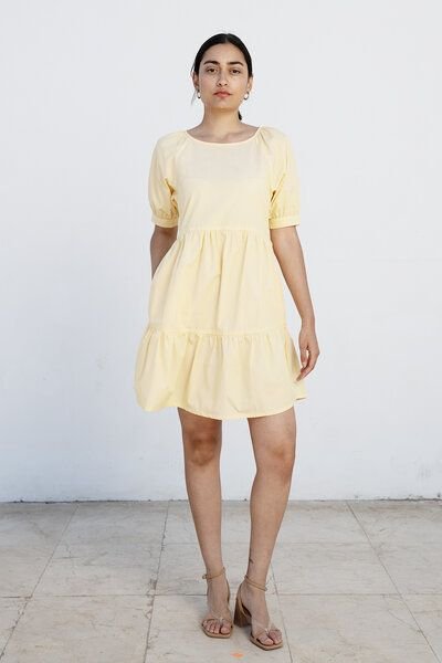 Studio Hertzberg KNIELANGES SOMMERKLEID MIT VOLANTS "MEE-TA" IN ZARTGELB AUS 100% BIO BAUMWOLLE