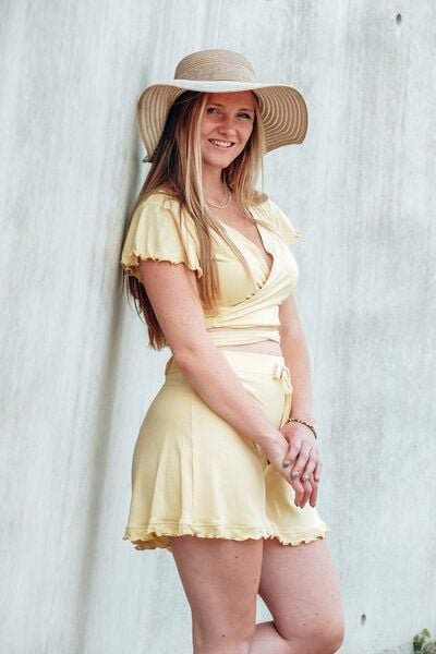 Vivien Joy Wickeltop mit Schmetterlingsärmel - Farrah