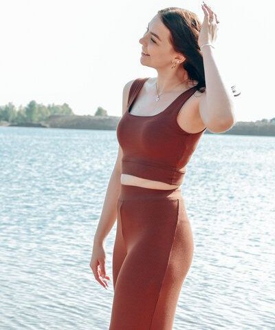 Vivien Joy Farrah Basic Crop Top