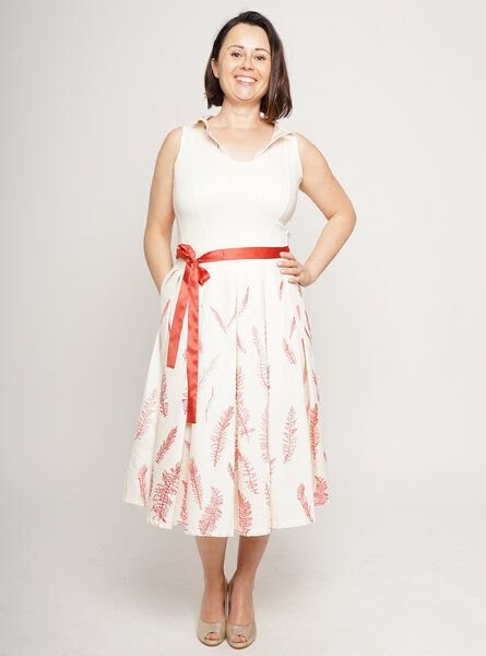 Thumbnail - Peaces.bio - handbedruckte Biomode Sommerfestkleid Schafgarbe mit Kellerfalten