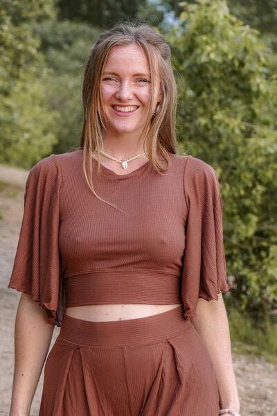 Vivien Joy Crop Top mit Rückenausschnitt und weiten Ärmeln - Farrah Flower Top