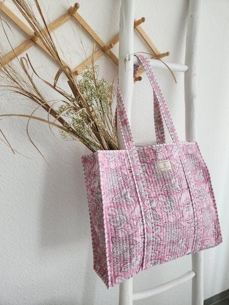 Thumbnail - Haus of Namaste Tragetasche aus 100 % Bio-Baumwolle mit zartrosa Blumenmuster | Wendbare gesteppte Baumwolltasche | Bohe...