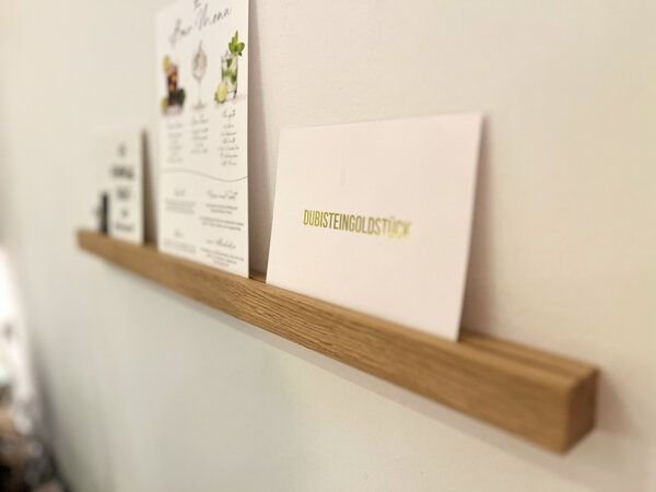 Portia by Callidus Designs Schmale Elegante Bilderleiste - aus naturbelassenen Eichenholz, Aufhängung mit und ohne Bohre...