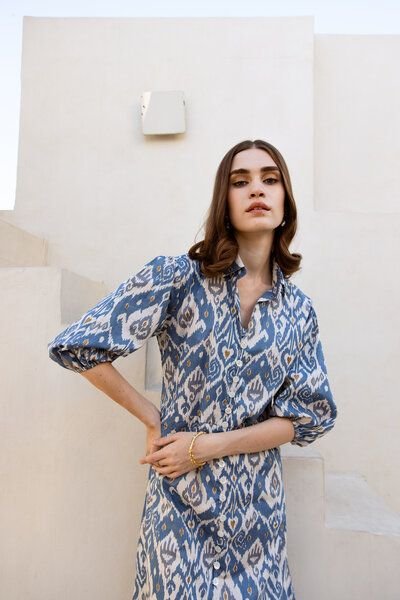 Thumbnail - Haus of Namaste Kleid aus Bio-Baumwolle – handbedruckt im Ikat-Stil mit Taschen