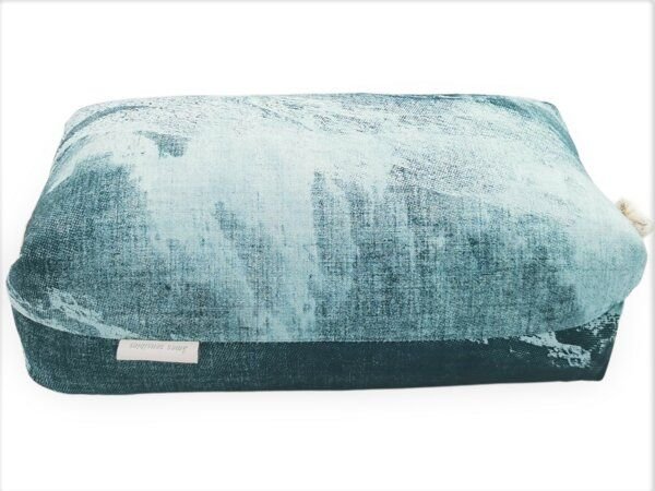 Ames sensibles Makura Kissen, Türkise/Petrol 33 x18x16cm