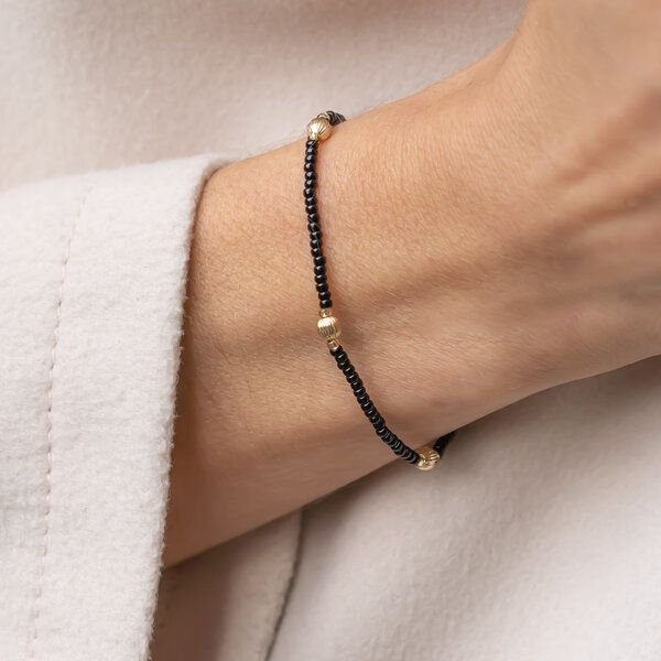 Thumbnail - juni Perlenarmband "Elise" schwarz oder weiss, mit geriffelten Goldperlen aus recyceltem Gold