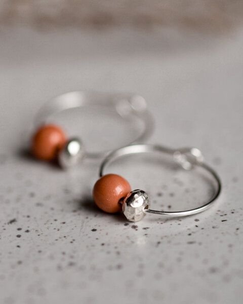 lille mus Creolen 'Porzellanperle' aus Porzellan und 925 Silber / vergoldet