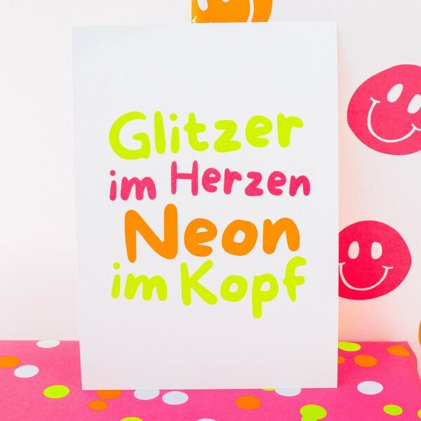 Bow & Hummingbird Postkarte "Glitzer im Herzen - Neon im Kopf" aus Recyclingpapier