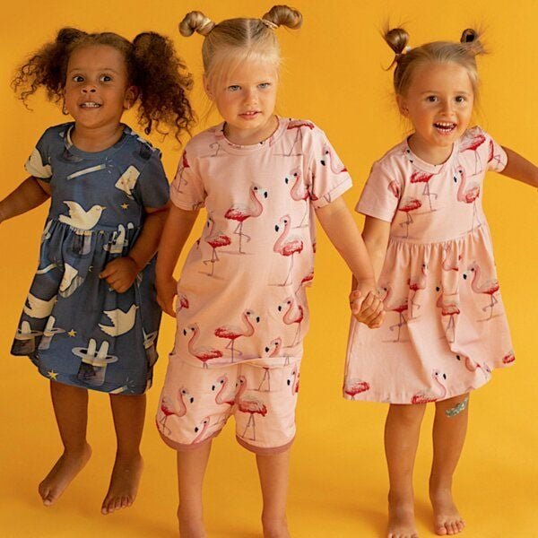 Thumbnail - Curious Stories Shorts für Kinder aus Bio-Baumwolle mit Flamingo Print
