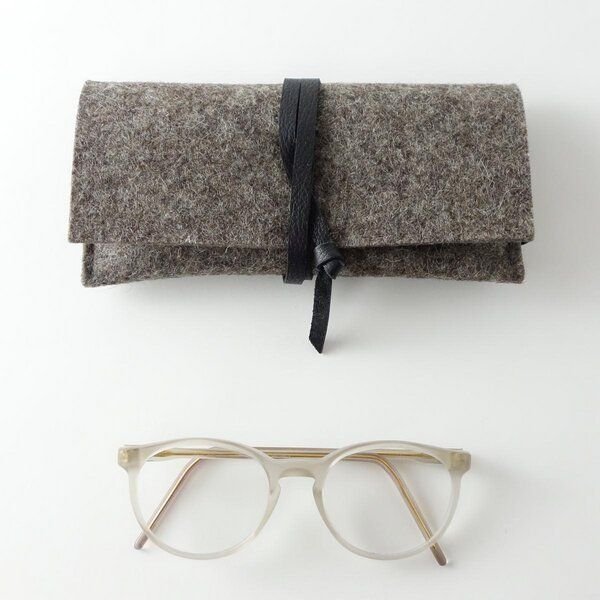 matilda k. manufaktur Brillenetui aus Wollfilz braun mit Lederband 'auguste'