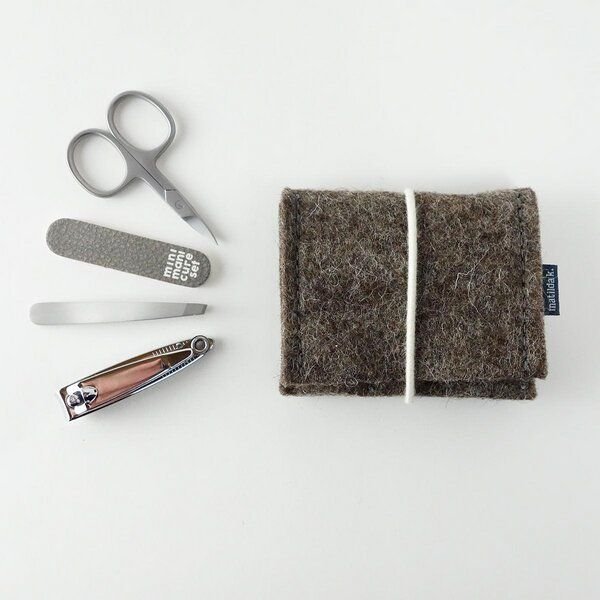 matilda k. manufaktur mini-maniküre-set 'jacob' (mit Nagelknipser) aus Wollfilz mit Rundgummi-Verschluß in vielen Farben