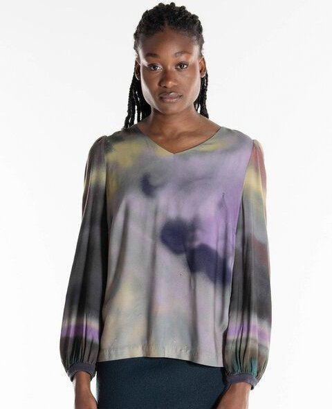 Thumbnail - Alma & Lovis Stylische Bluse mit Allover-Print aus Viskose (LENZING ECOVERO) | Painting Bluse
