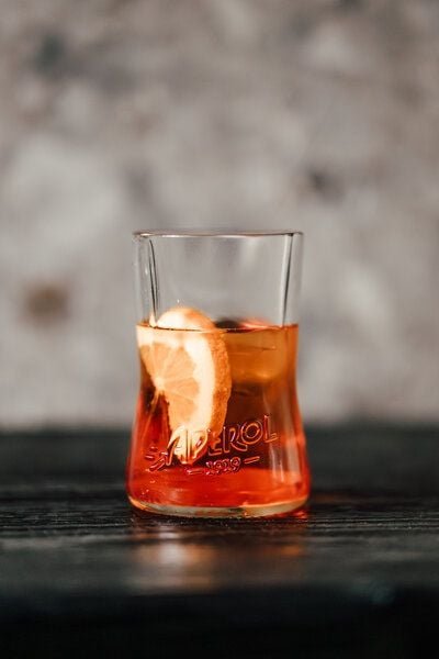 MaBe Aperol Glas - Upcycling aus der leergetrunkenen 0,7l Flasche - witzig & cool mit Storytelling - 1 Stk im schönen Ge...