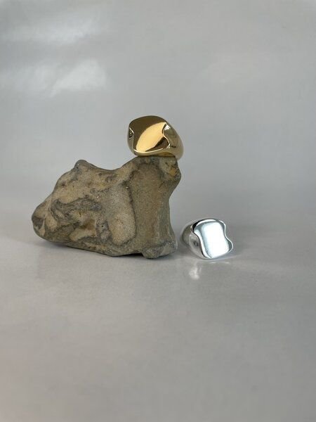 noemvri fashion label asymmetrischer Siegelring