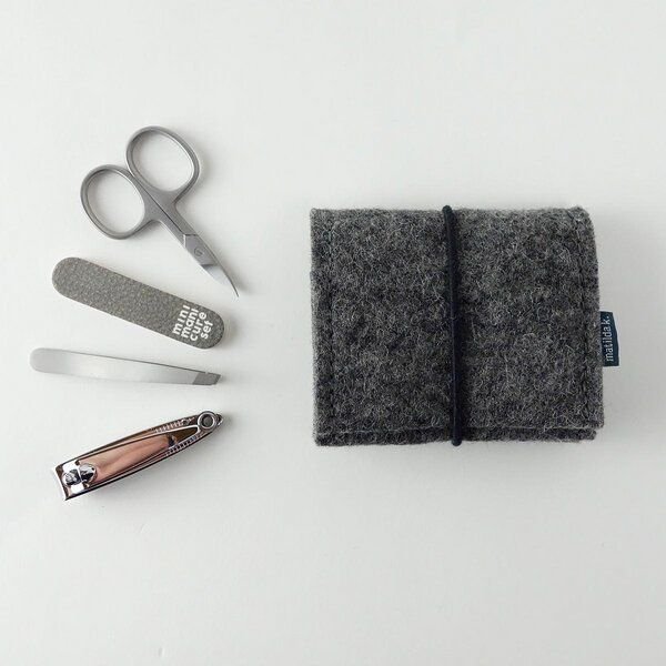 matilda k. manufaktur mini-maniküre-set 'jacob' (mit Nagelknipser) aus Wollfilz mit Rundgummi-Verschluß in vielen Farben