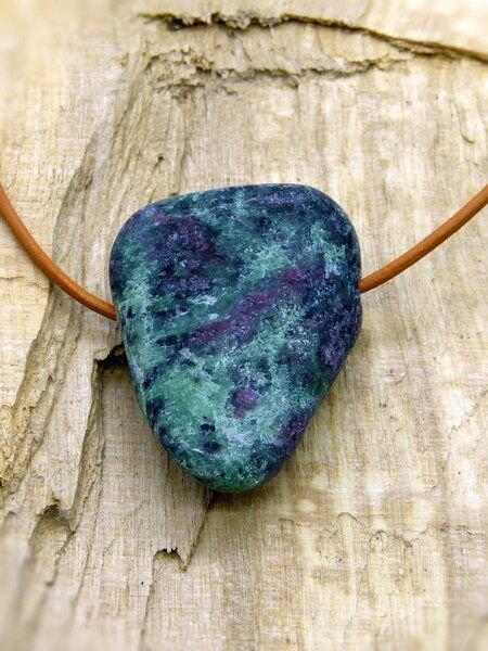 OneWorldMinerals Rubin-Zoisit Edelstein, Schmuckanhänger, gebohrt