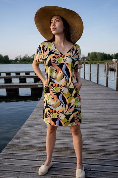Thumbnail - Kleid Saja Reversible – Beidseitig lockeres – Kurzen Ärmeln – Taschen – V-Ausschnitt – Farbenfroher einzigartiger Print ...