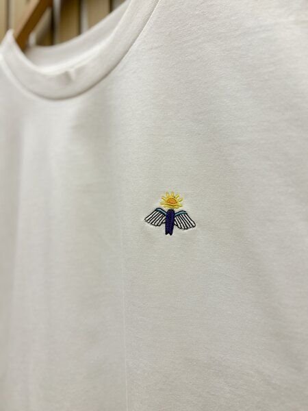 Purewater Surfboard mit Flügel | Besticktes Bio Baumwoll T-Shirt | Stickerei