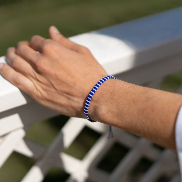 juni Gestreiftes Perlenarmband "Coco" rouge und bleu im Breton Stil - in rot oder blau