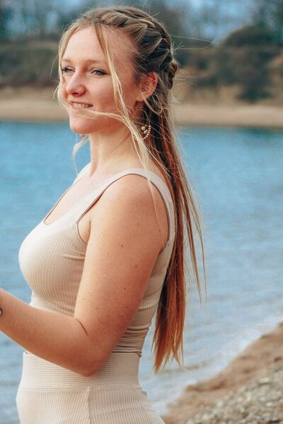 Vivien Joy Farrah Basic Crop Top