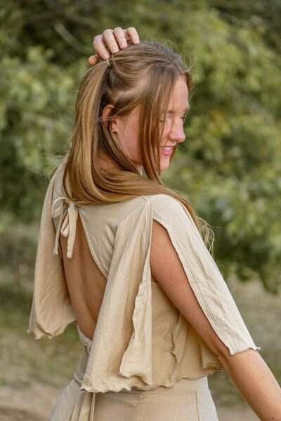 Vivien Joy Crop Top mit Rückenausschnitt und weiten Ärmeln - Farrah Flower Top