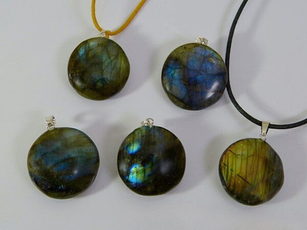 OneWorldMinerals Labradorit Schmuckanhänger mit Silberöse