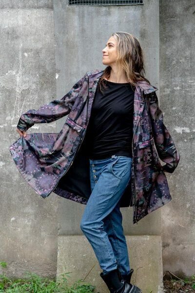 Cape Elodia – wasserabweisendes Cape – weiten Kapuze – einzigartiger KOKOworld Print – fair produziert in EU