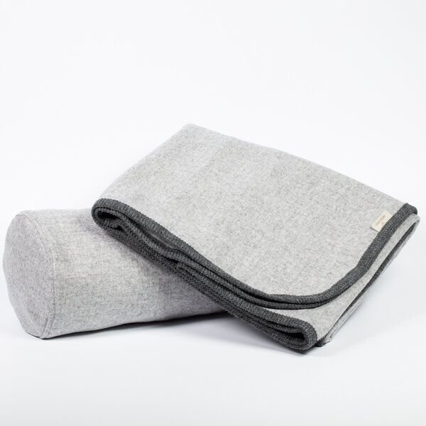 nahtur-design Decke und Nackenrolle aus 100% Leichtloden in kräftigen Farben