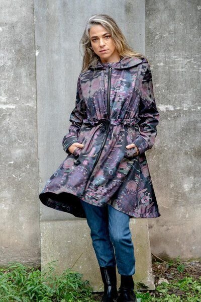 Cape Elodia – wasserabweisendes Cape – weiten Kapuze – einzigartiger KOKOworld Print – fair produziert in EU