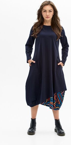 Kleid Cascada – Asymmetrischer Saum – Exklusiv bedrucktem KOKOworld – Versteckte Taschen – Fair produziert in Polen