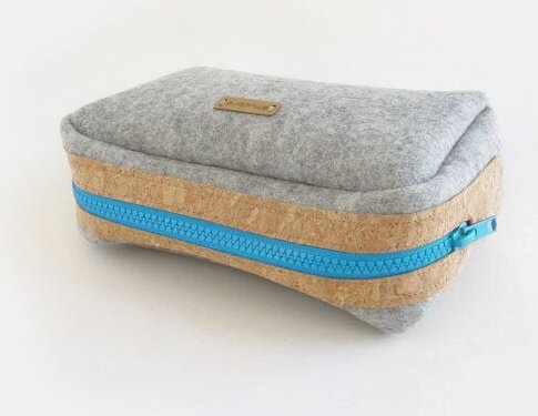 smukbird Zubehörtasche "LONG" für Kabel & Co. | aus Filz und Kork