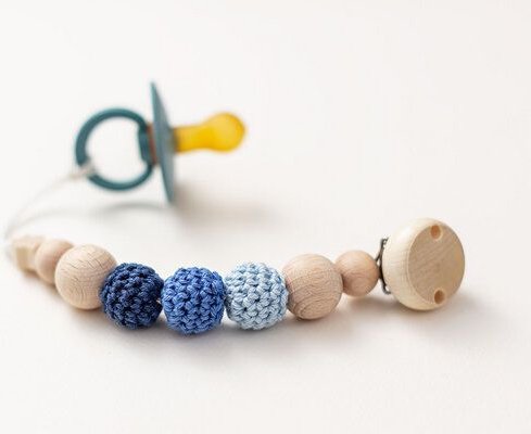 Thumbnail - NoniKids Berlin Schnullerkette Holz *Sternchen* 10 Farben I Bio Baumwollgarn I NoniKids