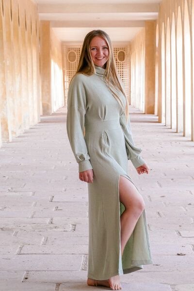 Vivien Joy Langes Winterkleid mit Schlitz - Aila Comfy Dress