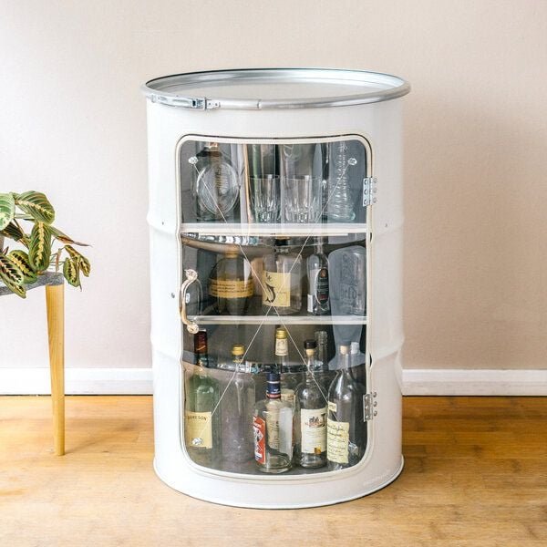 Lockengelöt Hausbar Vitrine aus einem Hamburger Ölfass.