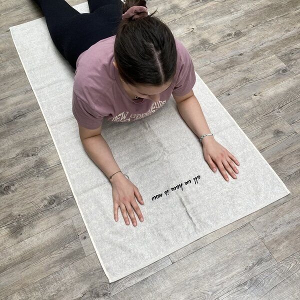 mio eco Hochwertiges Yoga Handtuch aus Retoure-Handtüchern zero waste | mit Stick limited "all we have is now"
