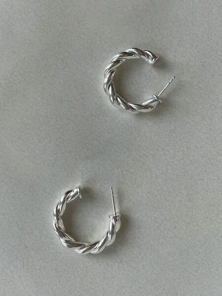 noemvri fashion label Mia Creolen small