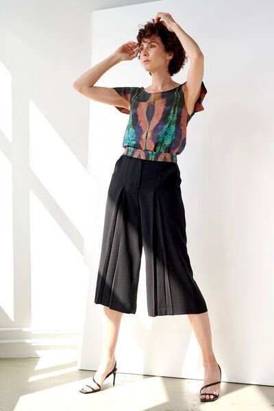 Yuna Miray Hoch geschnittene Stoffhose in midi Länge mit Kellerfalte "Coolotte" in schwarz & anthrazit