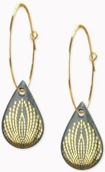 lille mus Creolen mit Porzellan-Anhänger 'Tropfen Pfau' Porzellanschmuck