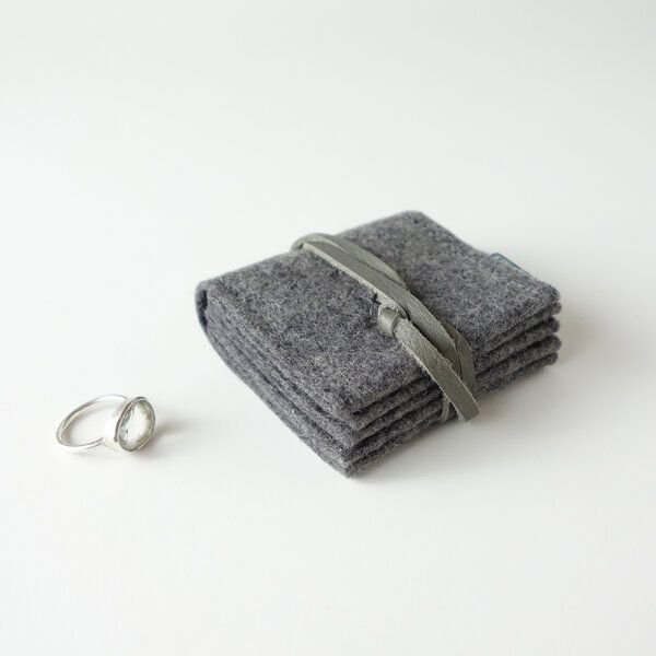 matilda k. manufaktur Schmuckaufbewahrung 'schmucknest' klein aus Wollfilz dunkelgrau 'margarete'